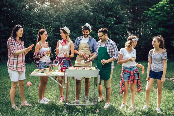 Groep Mensen Die Staan Rond Grill Chatten Drinken Eten — Stockfoto