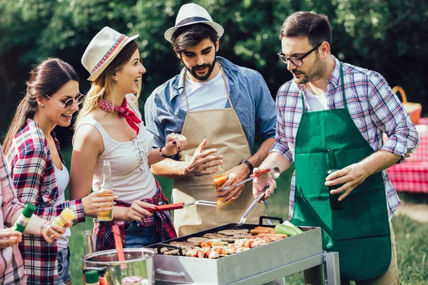 Emberek Csoportja Áll Körül Grill Csevegés Ivás Evés — Stock Fotó