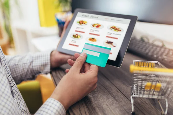 Ręce Człowieka Zamawiającego Fast Food Tabletem Cyfrowym Płacącego Kartą Kredytową — Zdjęcie stockowe