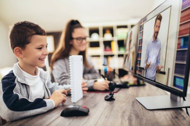 Oğlan ve kız evde çalışıyor ve okul ödevi yapıyor. Uzaklık öğrenimi çevrimiçi eğitim.