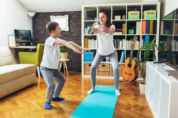 Crianças Exercitando Casa Família Trabalhando Fora Casa — Fotografia de Stock