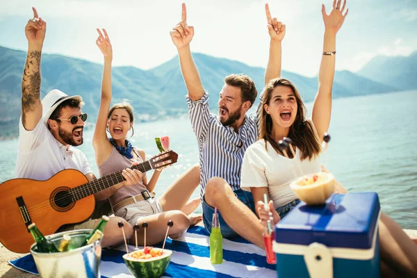 Glückliche Junge Leute Haben Spaß Bei Beachparty — Stockfoto