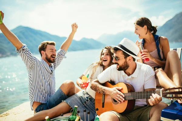 Gelukkige Jonge Mensen Hebben Plezier Het Strand Partij — Stockfoto