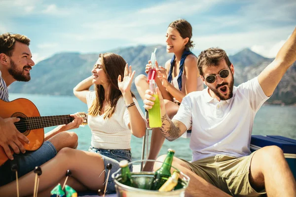 Glade Unge Mennesker Har Det Sjovt Strand Fest - Stock-foto