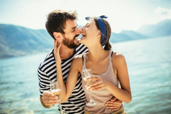 美丽的夫妻在海滩上玩的开心 喝着鸡尾酒 — 图库照片