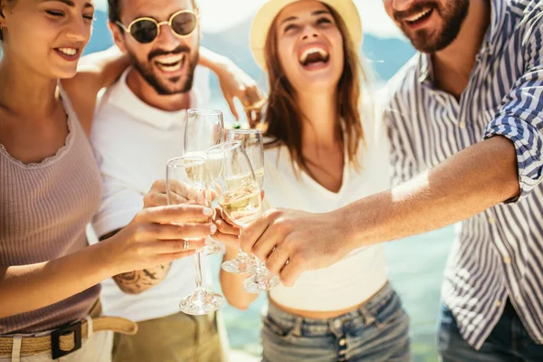 Friends Beach Drinking Cocktails Having Fun Summer Vacation — Stock Photo, Image