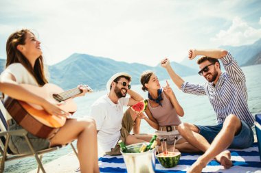 Mutlu gençler plaj partisinde eğleniyor..