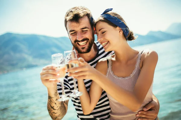 Beau Couple Amusant Sur Plage Buvant Des Cocktails Souriant — Photo