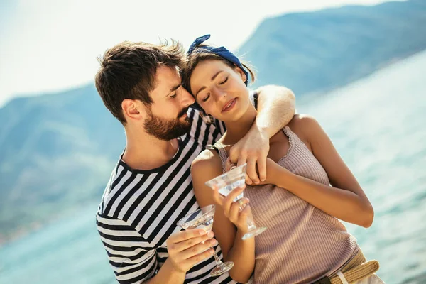 美丽的夫妻在海滩上玩的开心 喝着鸡尾酒 — 图库照片