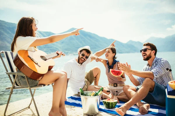 Szczęśliwi Młodzi Ludzie Bawiący Się Plaży Party — Zdjęcie stockowe