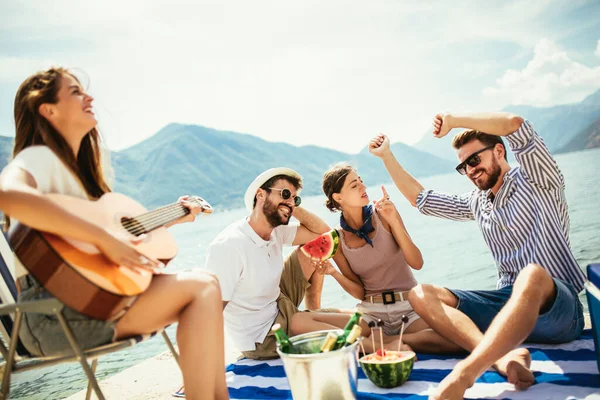 Tineri Fericiți Care Distrează Petrecerea Plajă — Fotografie, imagine de stoc