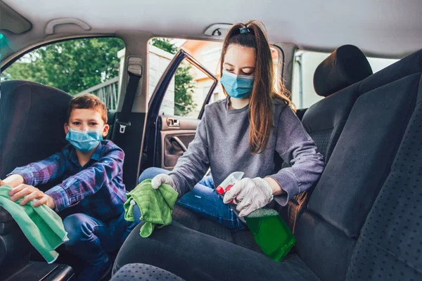 Gadis Remaja Dan Saudara Saudaranya Membersihkan Mobil Mengenakan Masker Pelindung — Stok Foto