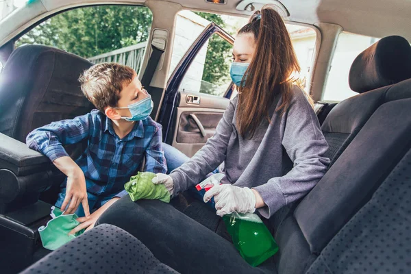 Gadis Remaja Dan Saudara Saudaranya Membersihkan Mobil Mengenakan Masker Pelindung — Stok Foto