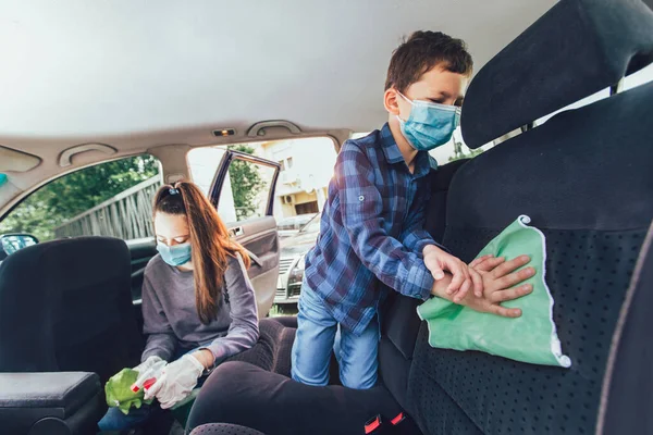 Tiener Meisje Haar Broers Schoonmaken Van Auto Dragen Beschermende Masker — Stockfoto