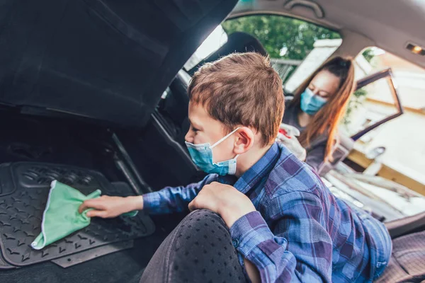 Adolescente Sus Hermanos Limpiando Coche Con Máscara Protectora — Foto de Stock