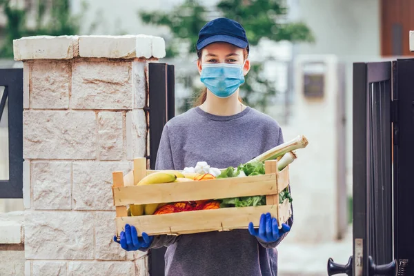 소녀가 유행하는 코로나 바이러스 Covid 유행하는 노인에게 식료품을 배달하고 — 스톡 사진