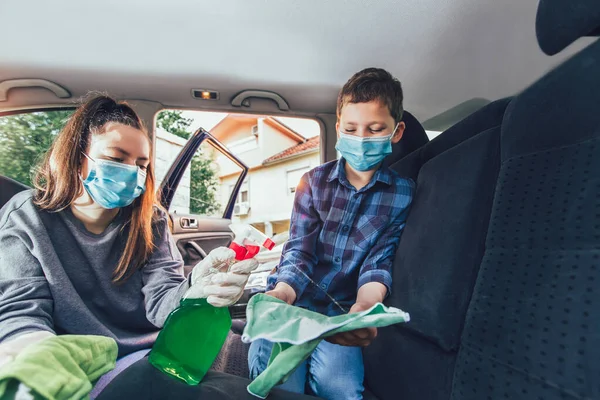 Tiener Meisje Haar Broers Schoonmaken Van Auto Dragen Beschermende Masker — Stockfoto