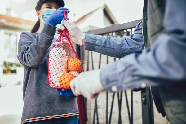 소녀가 유행하는 코로나 바이러스 Covid 유행하는 노인에게 식료품을 배달하고 — 스톡 사진