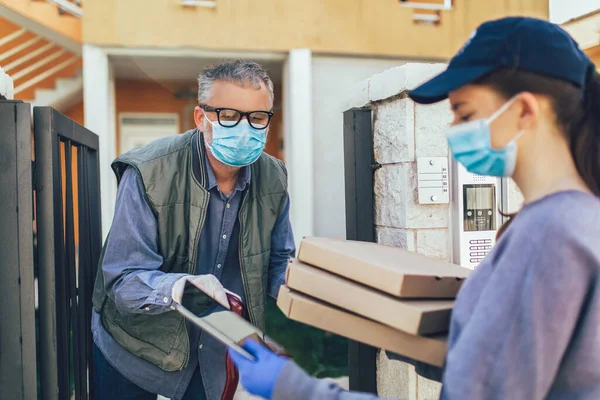 Chica Entrega Pizza Llevando Cajas Pizza Con Máscara Protectora Una —  Fotos de Stock