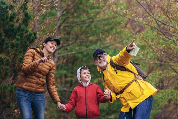 Szczęśliwa Rodzina Spacery Plecakami Lesie Zabawy — Zdjęcie stockowe