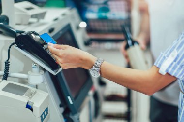 Banka kartı olan bir çift marketten ya da süpermarketten yiyecek alıyor.