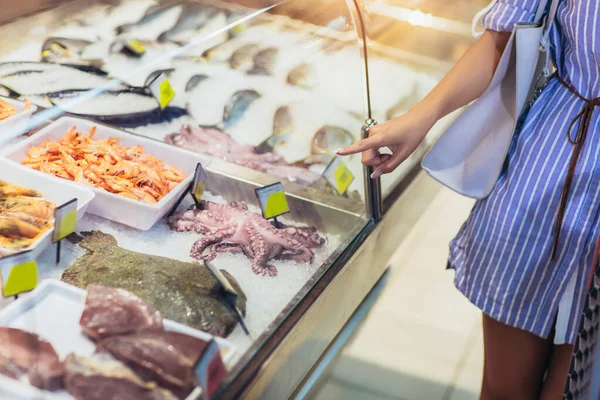 Mulher Comprando Peixe Fresco Frutos Mar Supermercado Loja Varejo — Fotografia de Stock