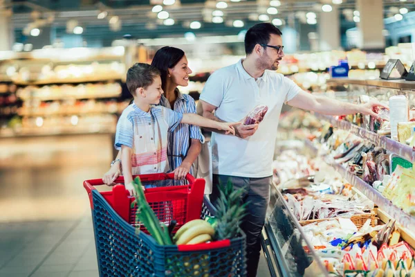 Família Feliz Com Criança Carrinho Compras Comprando Alimentos Mercearia Supermercado — Fotografia de Stock