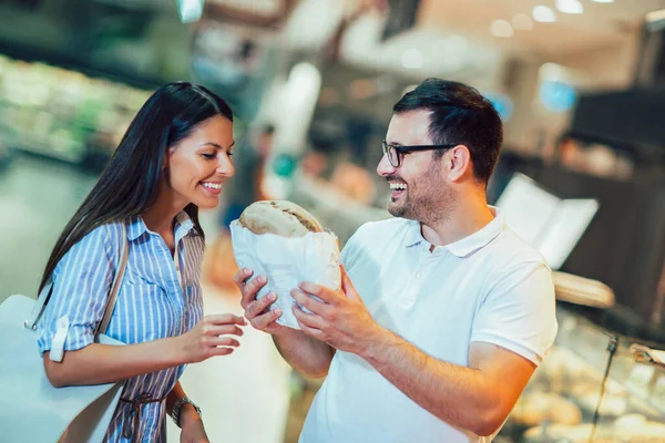 Junges Und Glückliches Paar Das Zusammen Der Bäckereiabteilung Des Supermarktes — Stockfoto