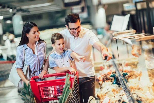 Família Feliz Com Criança Carrinho Compras Comprando Alimentos Mercearia Supermercado — Fotografia de Stock