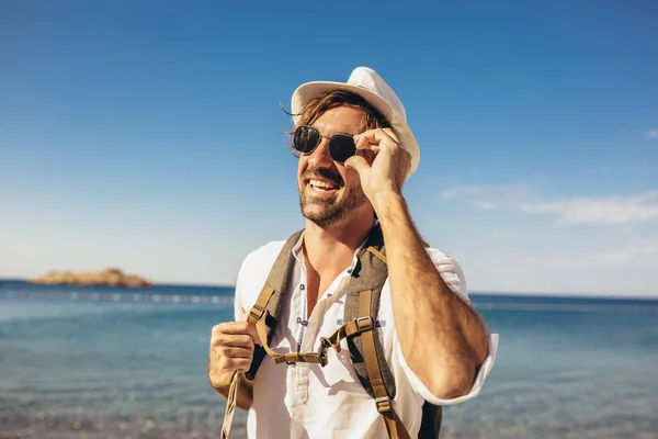 Sahilde Poz Veren Yakışıklı Bir Turistin Açık Hava Moda Portresi — Stok fotoğraf