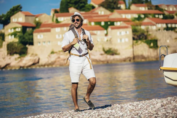 Outdoor Mode Porträt Von Schönen Stilvollen Touristen Mann Posiert Strand — Stockfoto
