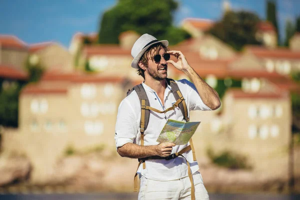 Outdoor Mode Porträt Von Schönen Stilvollen Touristen Mann Posiert Strand — Stockfoto