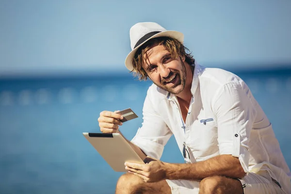 Man Ontspannen Gebruik Tablet Computer Creditcard Zee Strand — Stockfoto