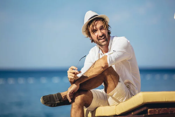 Jongeman Ontspannen Aan Zee Strand — Stockfoto