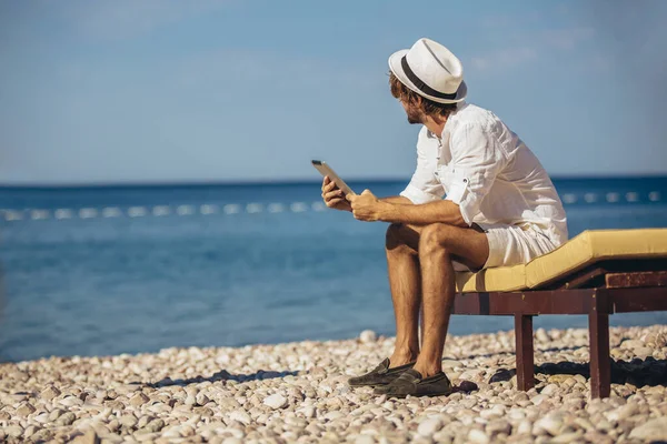Adam Deniz Sahilinde Rahatlıyor Dijital Tablet Kullanıyor — Stok fotoğraf