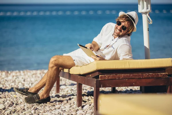 Man Ontspannen Gebruik Digitale Tablet Zee Strand — Stockfoto