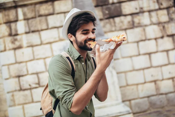 Молодой Человек Ест Аппетитную Пиццу Голодный Парень Держит Кусок Пиццы — стоковое фото