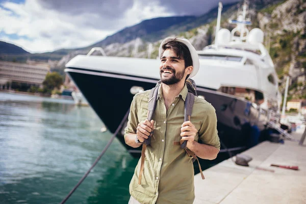 Junger Mann Spaziert Hafen Eines Touristischen Badeortes Mit Booten Hintergrund — Stockfoto