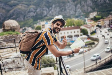 Sırt çantalı yakışıklı sakallı turist şehir boyunca seyahat ediyor.. 