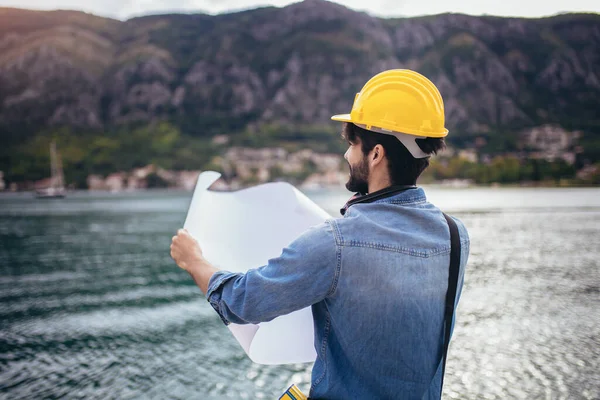 Ingeniero Puerto Sosteniendo Papel Trabajos Construcción Sonriendo —  Fotos de Stock