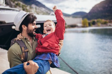 Mutlu baba kucaklaması küçük oğlu uzun bir yolculuktan sonra dönüyor.