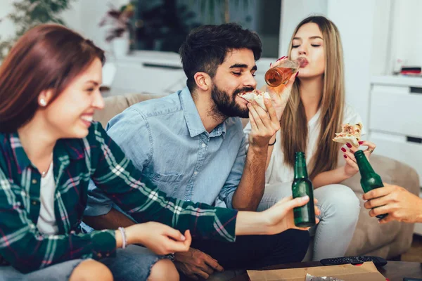 Gruppo Giovani Amici Mangiare Pizza Home Party Fast Food Concetto — Foto Stock