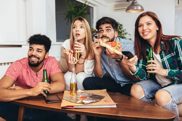 Trago Amigos Comiendo Pizza Bebiendo Cerveza Viendo Televisión —  Fotos de Stock