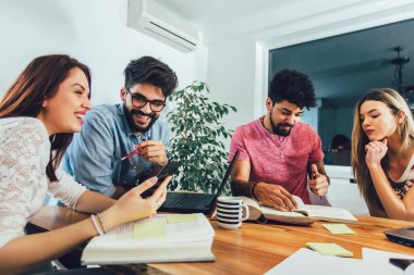 Sınavlara hazırlanan çok ırklı genç öğrencilerden oluşan bir grup..