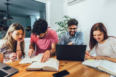 Sınavlara hazırlanan çok ırklı genç öğrencilerden oluşan bir grup..