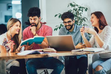 Sınavlara hazırlanan çok ırklı genç öğrencilerden oluşan bir grup..