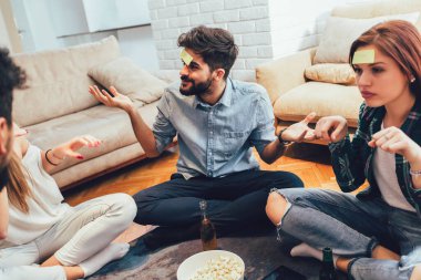 Mutlu arkadaşlar oyun oynuyor. Bil bakalım evde kim eğleniyor?