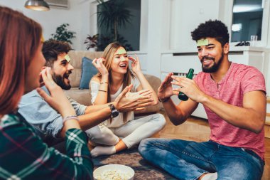 Mutlu arkadaşlar oyun oynuyor. Bil bakalım evde kim eğleniyor?