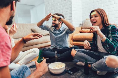 Mutlu arkadaşlar oyun oynuyor. Bil bakalım evde kim eğleniyor?