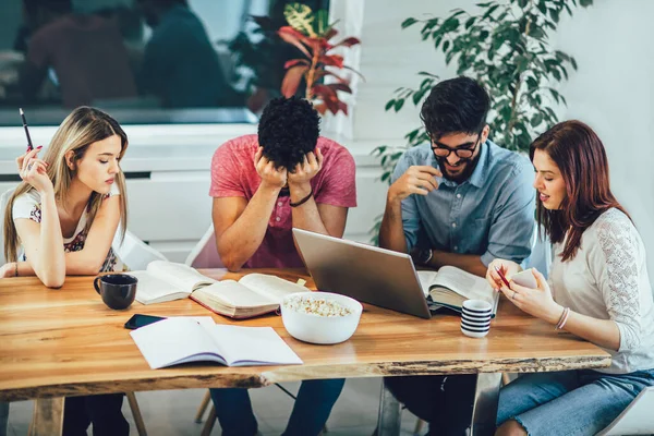 Grupo Jóvenes Estudiantes Multiétnicos Que Preparan Para Los Exámenes Interior — Foto de Stock